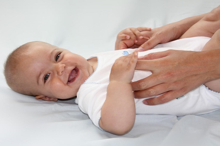 1 Aylık Bebek Emdikten Sonra Neden Kusar?