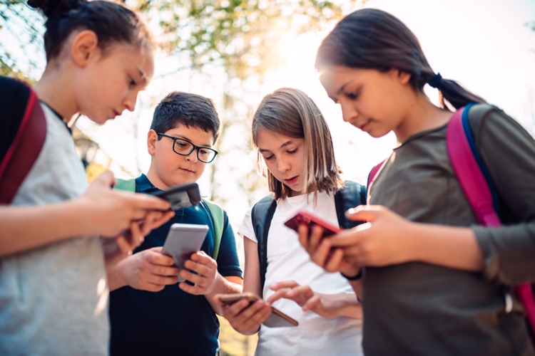 8 Yaşındaki Çocuğa Telefon Alınır Mı?