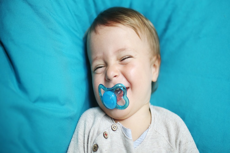 9 Aylık Bebeğe Emzik Nasıl Bıraktırılır?