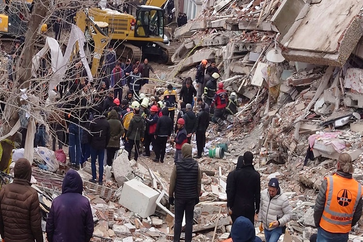 99 Depreminde En Uzun Enkaz Altında Kalan Kimdir?