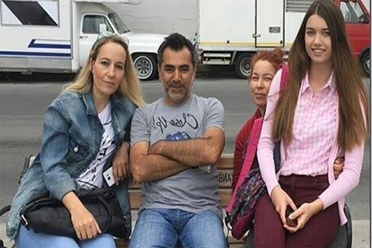 Afra Saraçoğlu Kimin Torunu? 