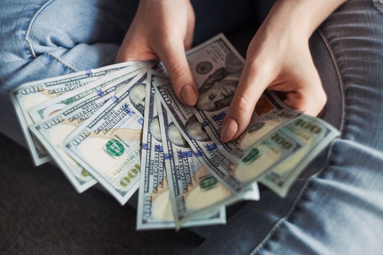 Akrabaya Rüyada Para Vermek Ne Anlama Gelir?