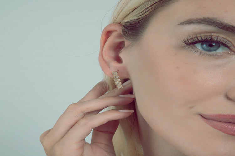 Altın Küpe Nasıl Parlatılır?