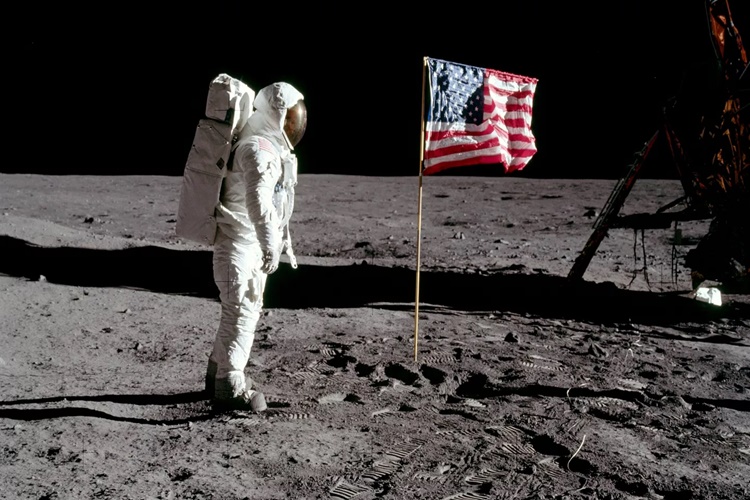 Amerikalılar Aya Ayak Bastı Mı?