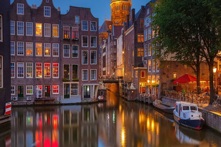 Amsterdam İle Türkiye Arası Kaç Saat?