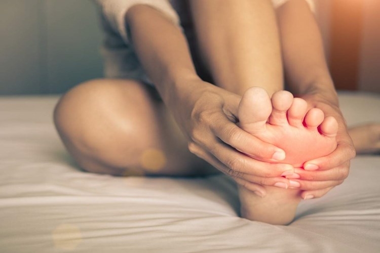 Ankilozan Spondilit Ayakta Uyuşma yapar mı?