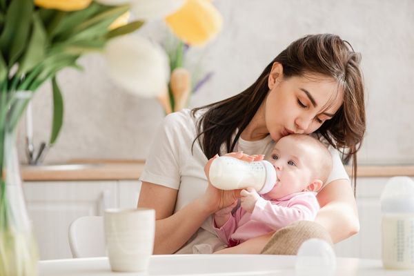Anne Sütü Dolapta Kaç Gün Bekler?