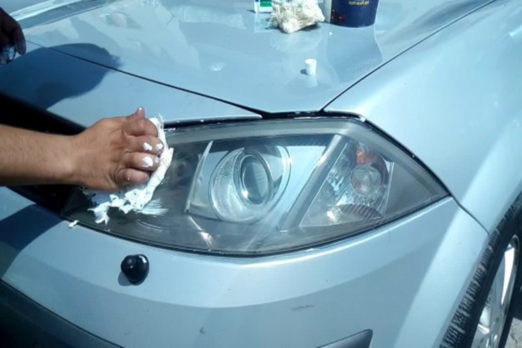 Araçlarda Far Temizliği Hakkında Merak Edilen Bilgiler