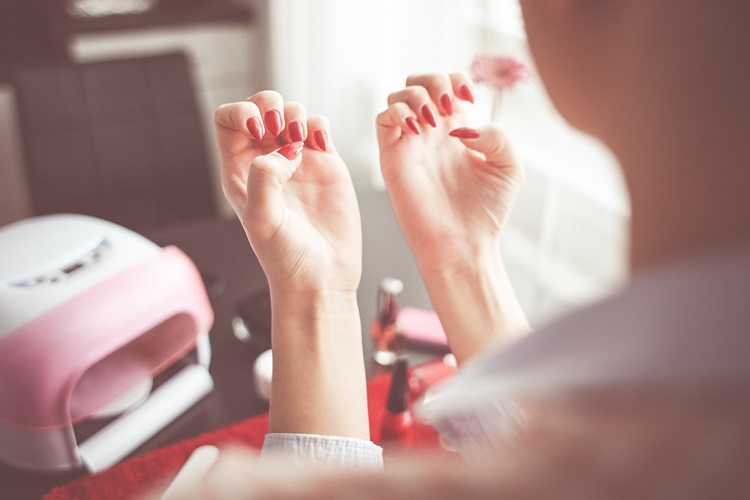 Asetonsuz Oje Çıkartırken Hangi Tür Deodorantlar Kullanılmalı?
