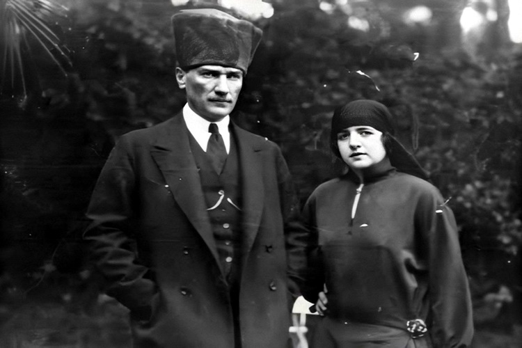 Atatürk İle Latife Hanım Arasındaki Yaş Farkı Nedir?