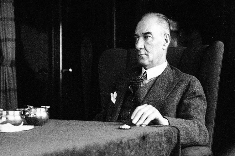 Atatürk Solak Mıydı?