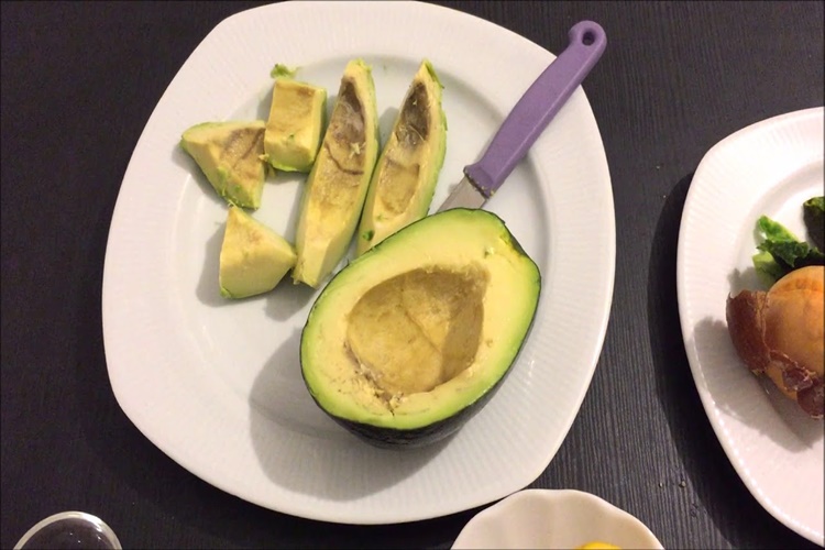 Avokado Nasıl Kesilir?