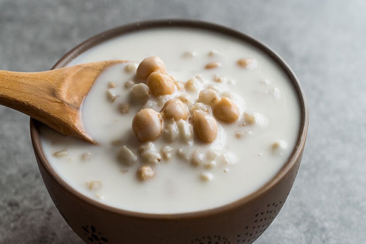 Ayran Aşı Çorbasına Sarımsak Konur Mu?