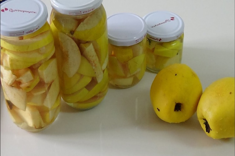 Ayva Turşusuna Sarımsak Konur Mu?