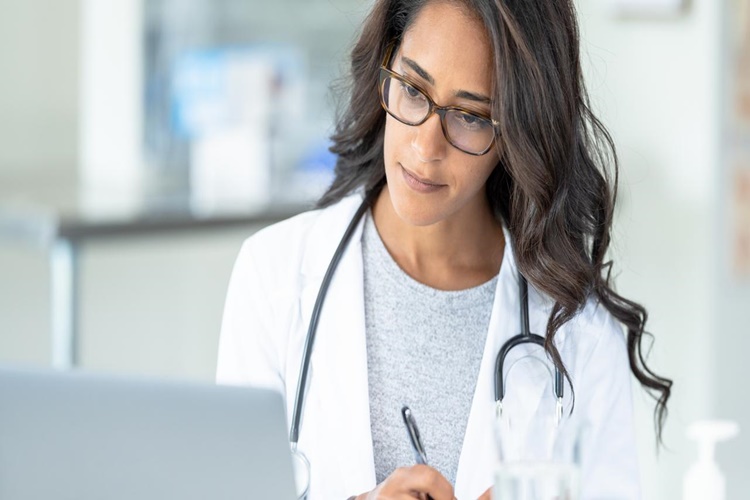 B12 Vitamin Eksikliği İçin Hangi Doktora Gidilir?