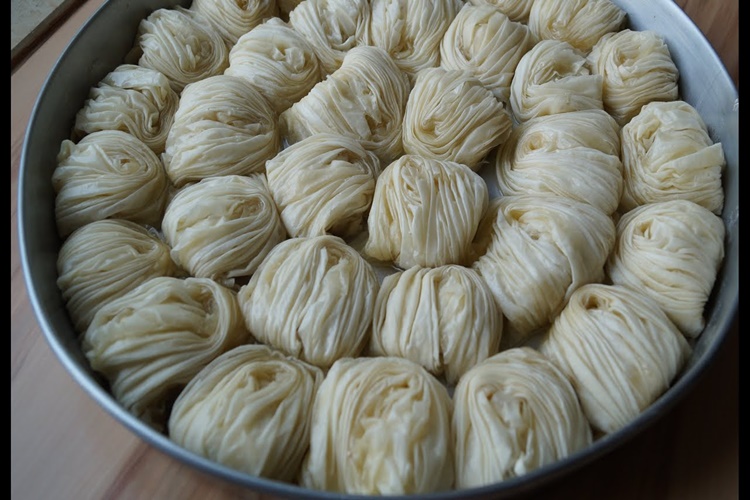 Baklava Hamuru Neden Sert Olur?