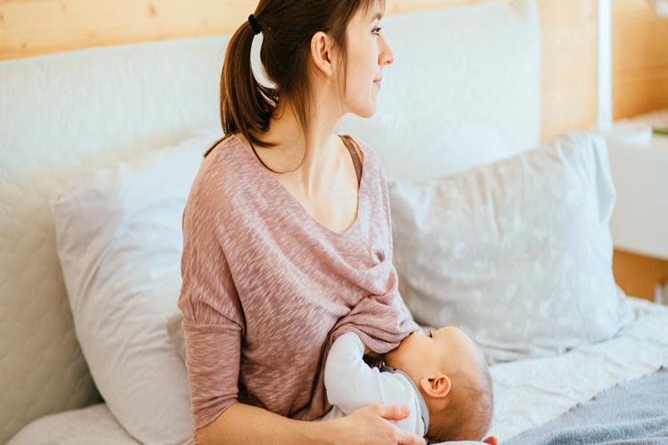 Bebek Emzirirken Bir Göğsün Diğerinden Büyük Olması Sebebi Nedir?