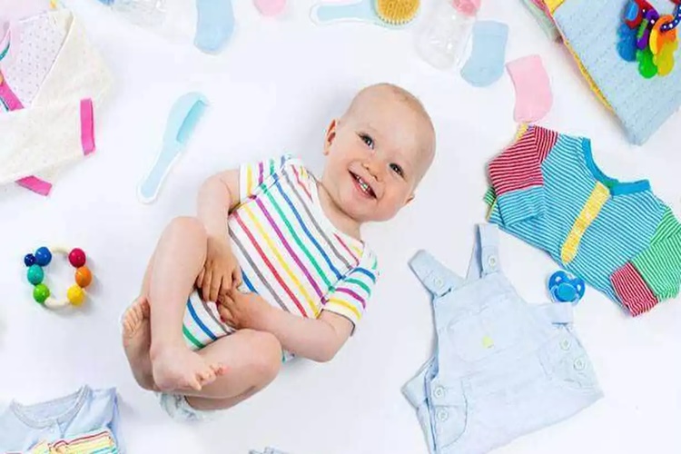 Bebek Kıyafeti Hangi Kumaştan Dikilir?