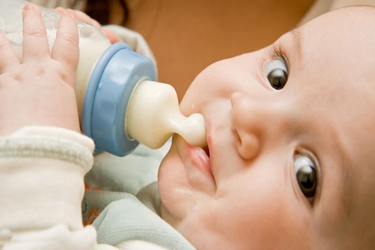 Bebeklerde İnek Sütü Alerjisi Nasıl Geçer?