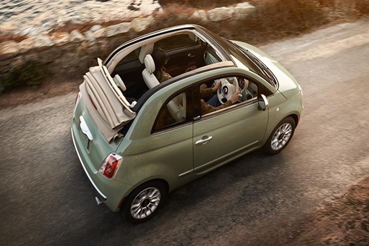 Benzersiz Bir Sürüş Deneyimi Sunan Fiat 500C Hakkında Merak Edilenler