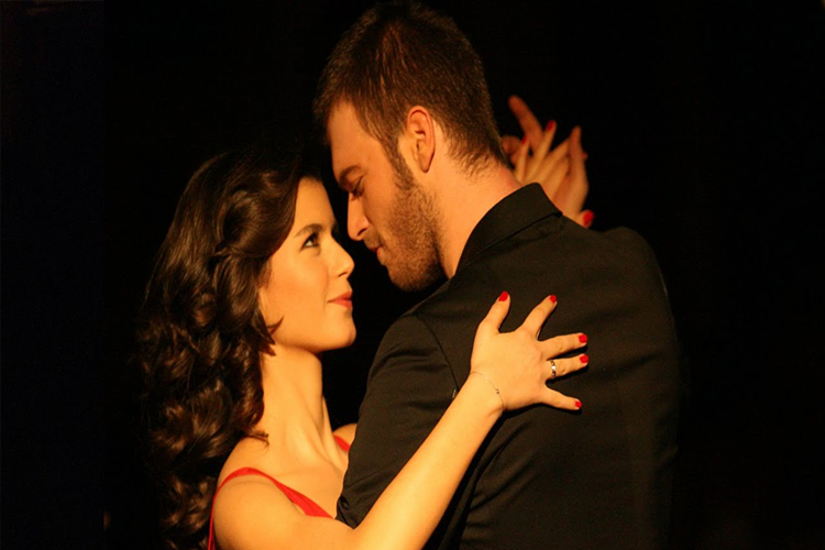 Beren Saat Aşk-ı Memnuda Kaç Yaşındaydı?
