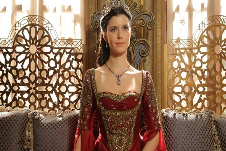 Beren Saat Hangi Liseye Gitti?