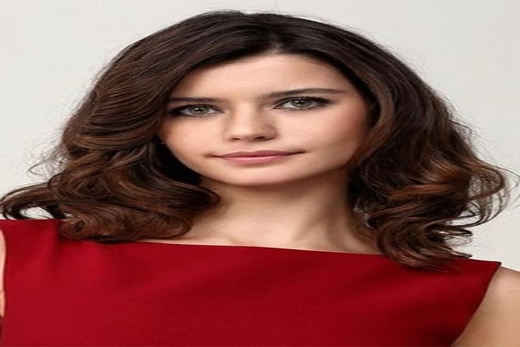 Beren Saat Kaç Yaşında?