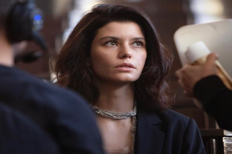 Beren Saat Menajeri Kimdir?