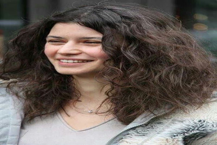 Beren Saat Ne Zaman Ünlü Oldu?