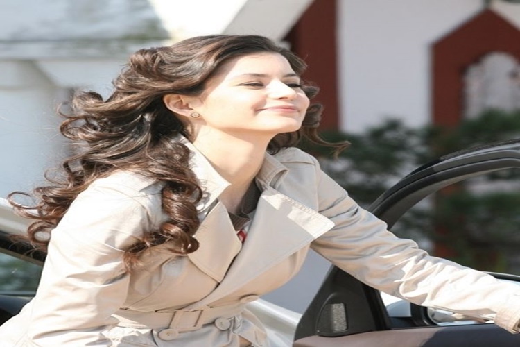 Beren Saat Nerede Yaşıyor?