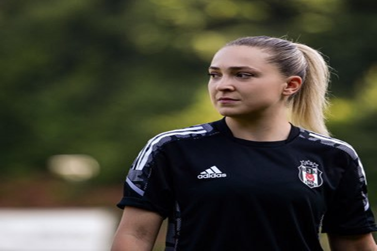 Beşiktaş Kadın Futbol Takımı Defans Oyuncusu Berna Yeniçeri Kimdir?