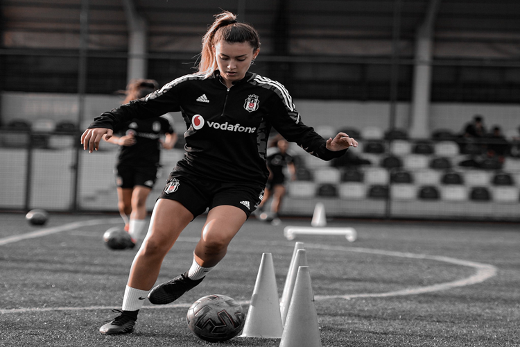 Beşiktaş Kadın Futbol Takımı Orta Saha Oyuncusu Nazlı Örnek Kimdir?