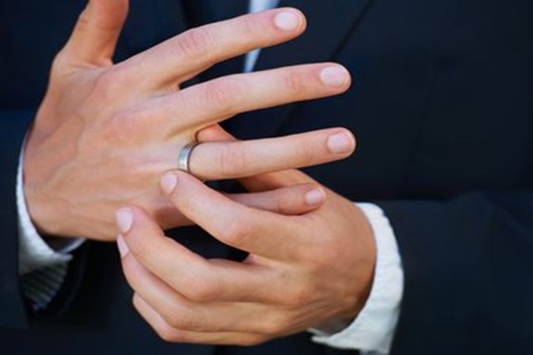 Beyaz Altın Erkeğe Haram Mı?