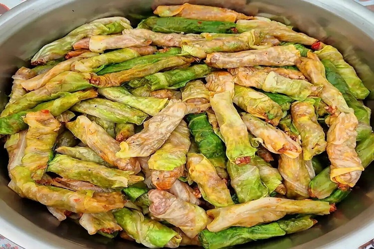 Beyaz Lahana Sarması İçin Lahana Nasıl Kesilir?