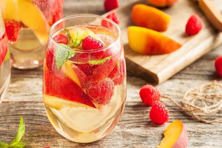 Beyaz Şaraba Limon Sıkılır Mı?