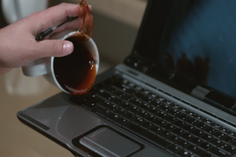 Bilgisayarın Üstüne Çay Döküldü Ne Yapmalıyım?