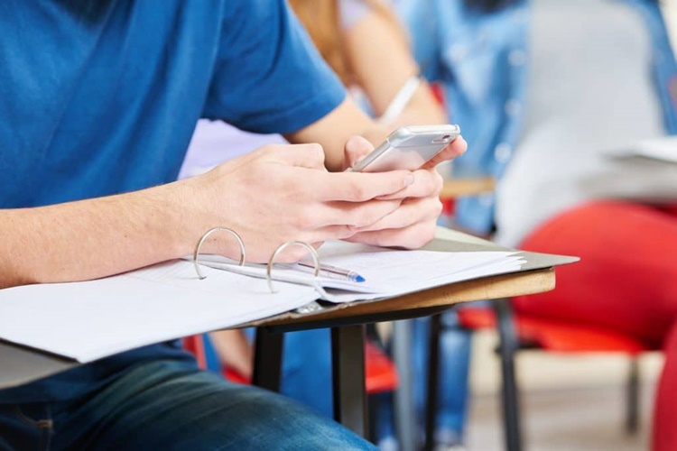 Bir Öğretmen Öğrencinin Telefonunu Alabilir Mi?