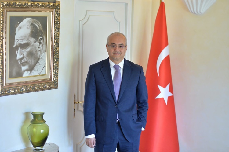 Büyükelçi Diplomat Mıdır?