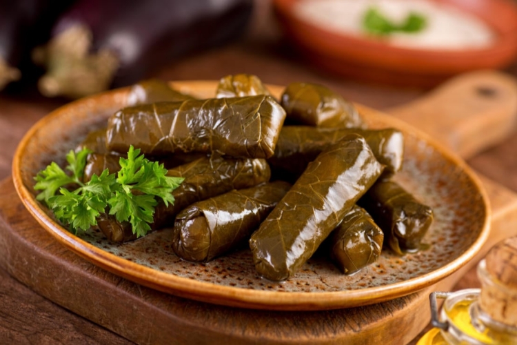 Buzluktan Çıkan Zeytinyağlı Yaprak Sarması Nasıl Pişirilir?