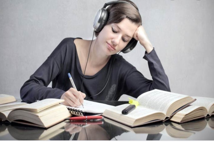 Çalışırken Müzik Dinlemek Dikkatimizi Dağıtır mı?