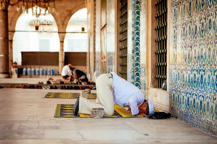 Camide İmama Uymadan Namaz Kılınır Mı?