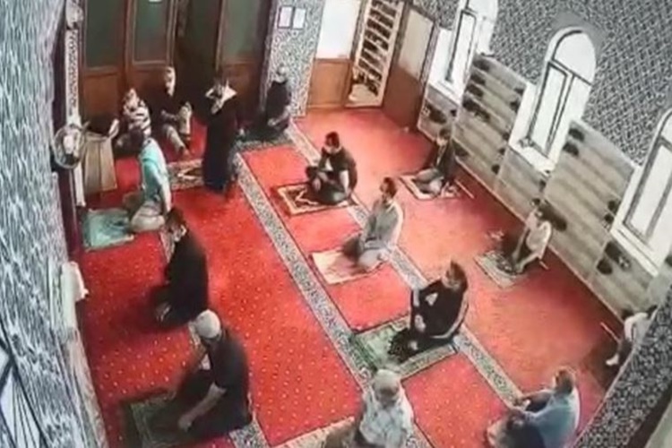 Camide Kapri İle Namaz Kılınır Mı?