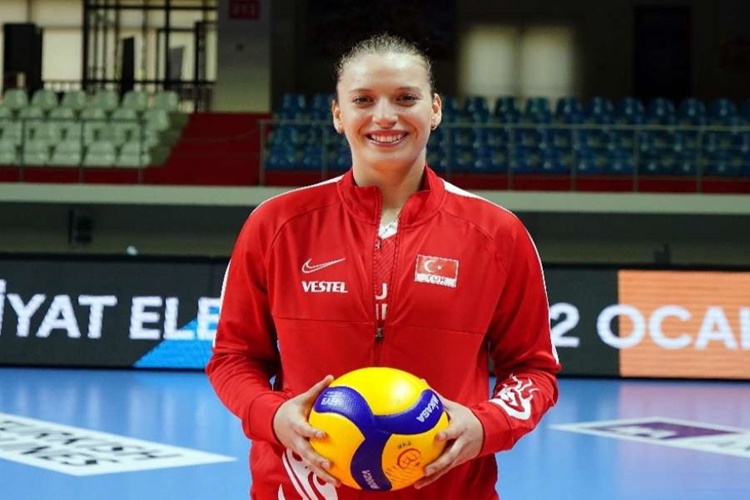 Cansu Özbay Kaç Yaşında Voleybola Başladı?