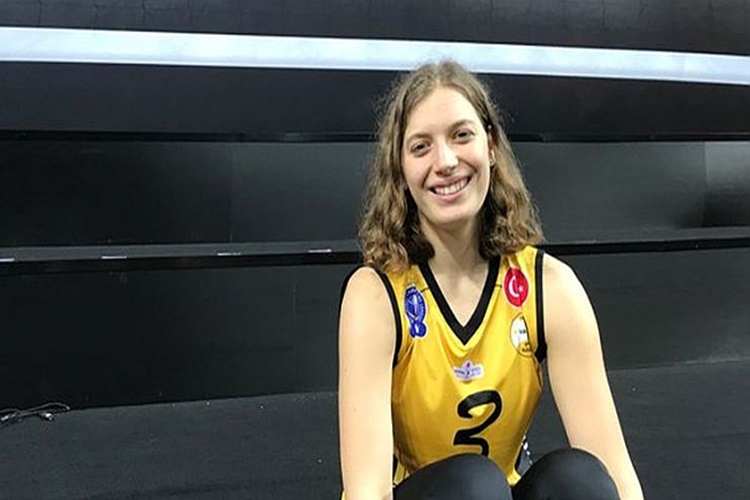Cansu Özbay Solak Mı?