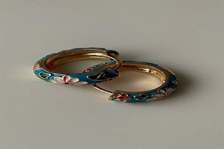 Çelik Küpe Kararır Mı?