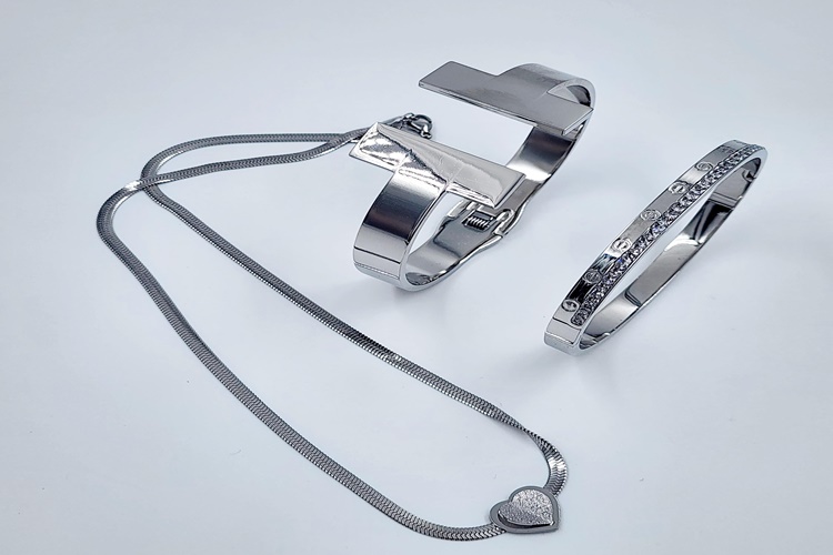 Çelik Takı Solar Mı?