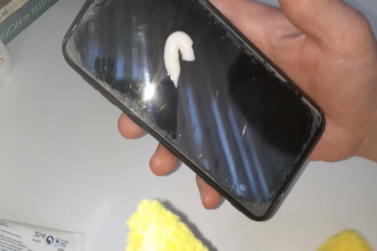 Cep Telefonu Ekran Çizikleri Nasıl Giderilir?