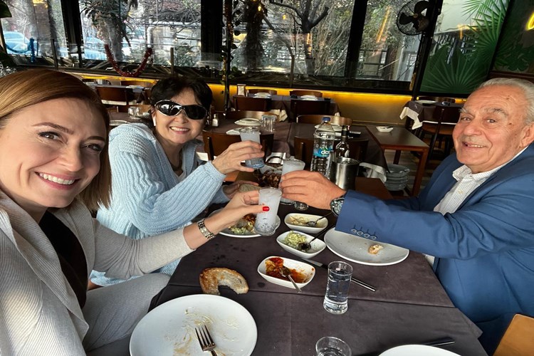 Ceyda Düvenci İle Şermin Yaşar Kardeş Mi?