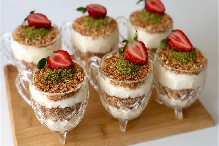 Çilek Soslu Kadayıflı Muhallebi Nasıl Yapılır?