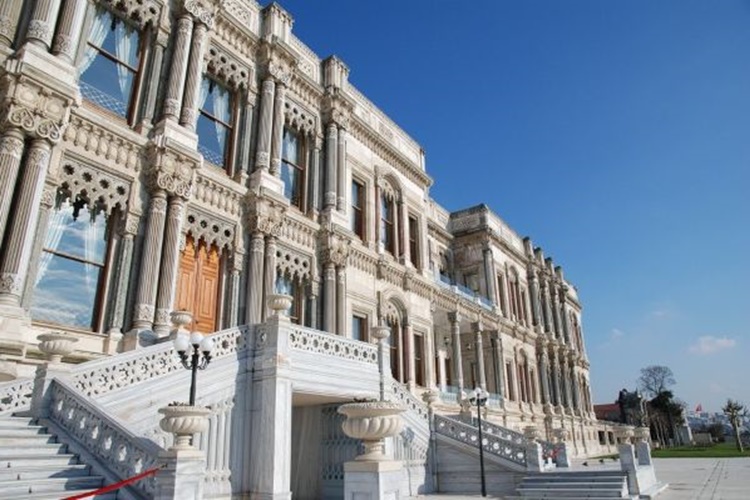 Çırağan Sarayı Hangi Padişah Döneminde Yapıldı?